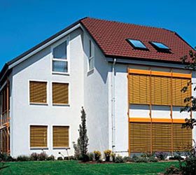 Wohnhaus mit Außenraffstoren