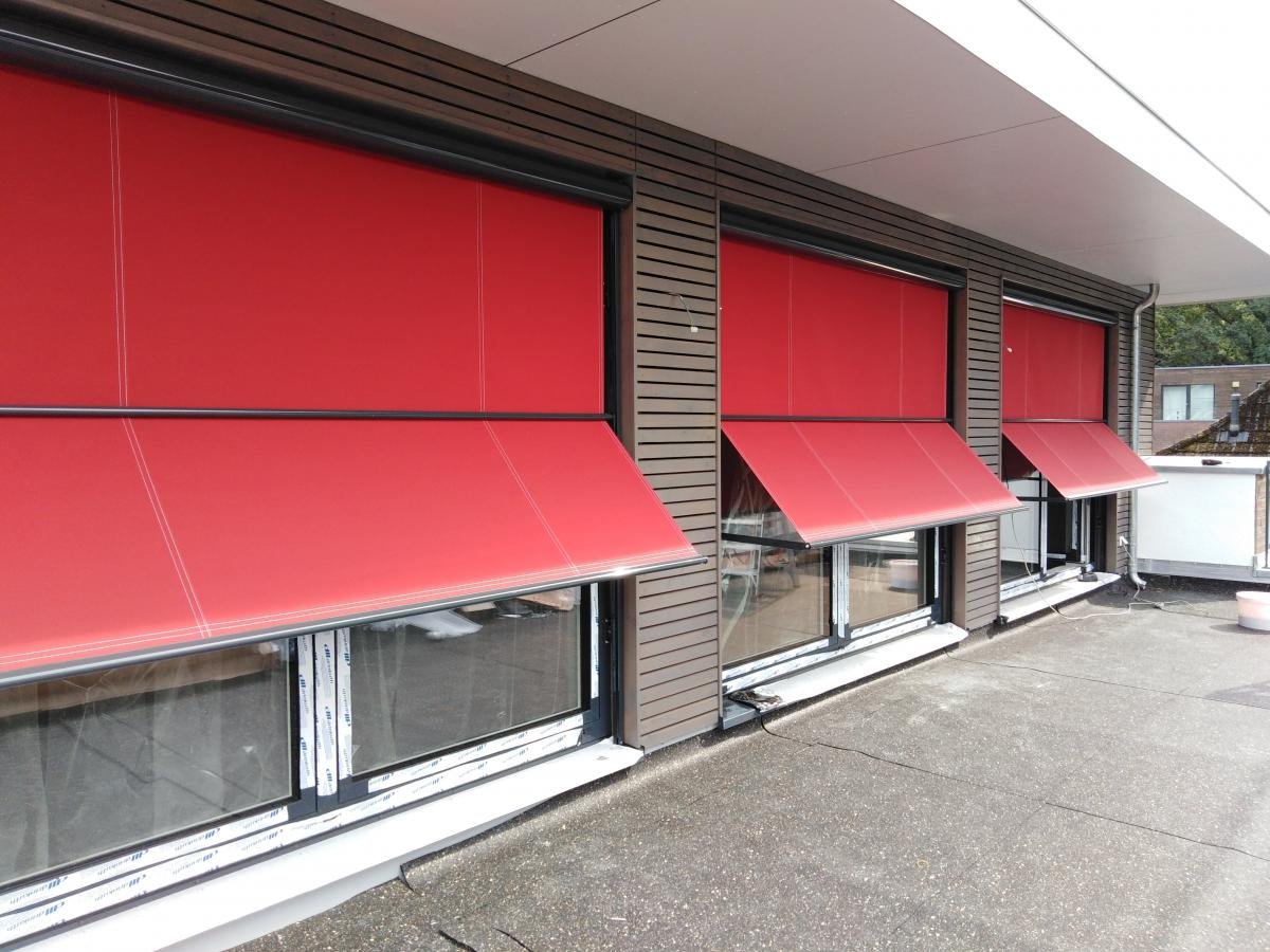 Markisoletten an einem Geschäftshaus