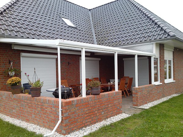 Referenz: Einfamilienhaus mit Terrassendach und Rollläden