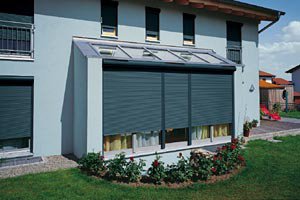 Haus mit Solar-Rollläden